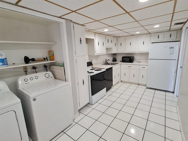 Building Photo - 3145 N Palm Aire Dr