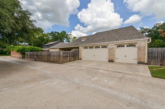 Building Photo - 15727 Walkwood Dr