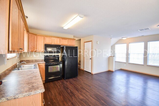 Foto del edificio - RENT REDUCED!!! 2 Bedroom 2 Bath Townhome in Urbandale with attached 2 car garage!