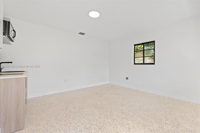 Foto del edificio - 2442 SW 3rd St