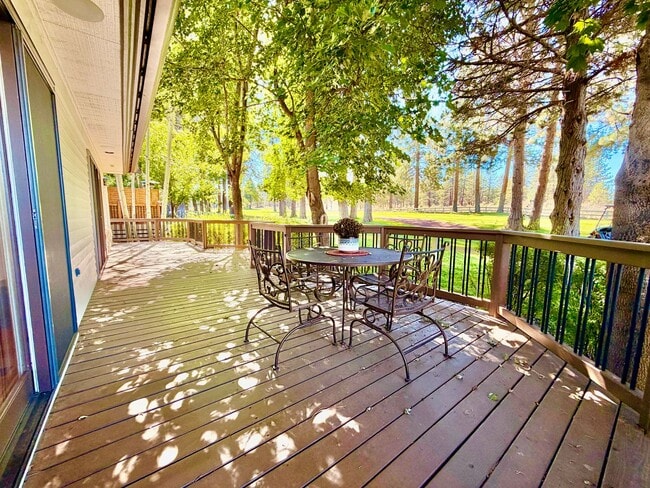 Building Photo - 60785 Willow Creek Loop