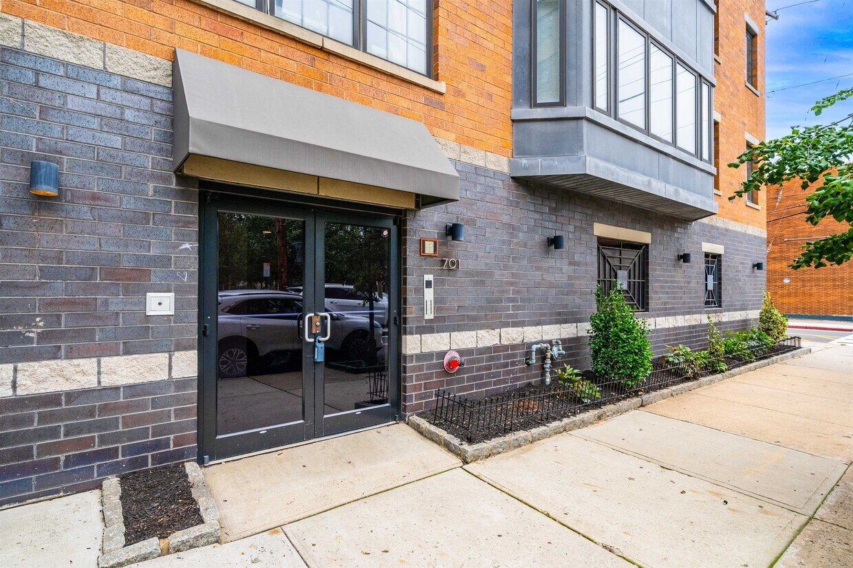 Primary Photo - 701 Monroe St
