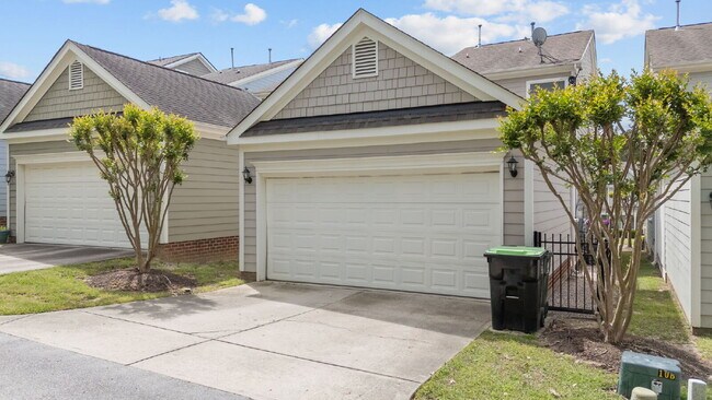 Foto del edificio - Charming Craftsman Home in the Heart of Apex | Renovated Kitchen, Fenced Yard, Garage & Lawn Care...