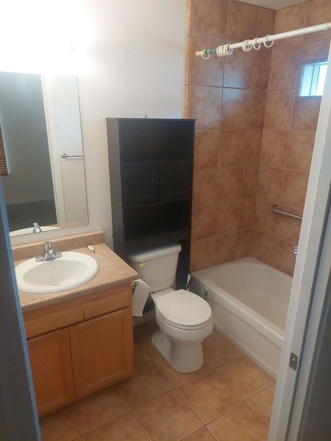 Building Photo - Nice unit with 2 car garage