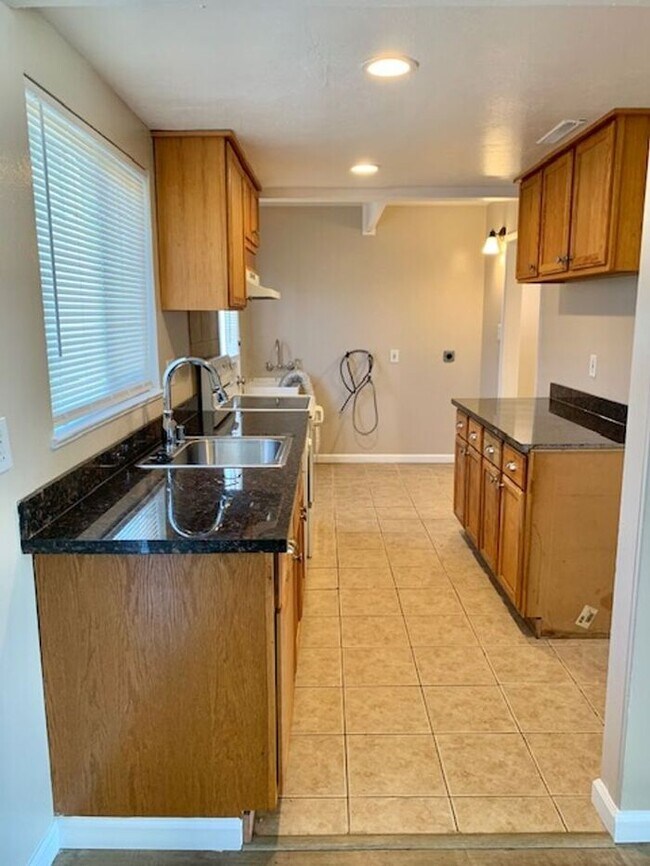 Building Photo - 4 bed 1.5 bath House in Richmond -- AVAILABLE NOW !!