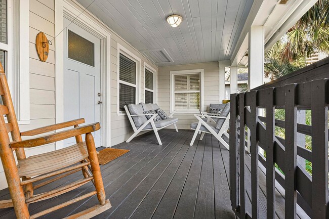 Building Photo - Beautifully Renovated FULLY FURNISHED 3 BR...