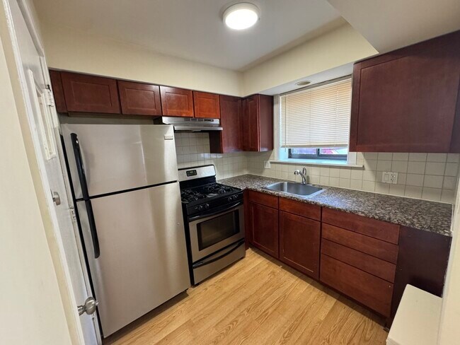 Building Photo - 2704 W Lunt Ave