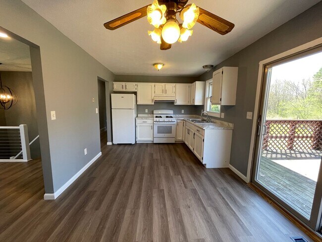 Foto del edificio - Newly renovated 4 bedroom home outside of ...