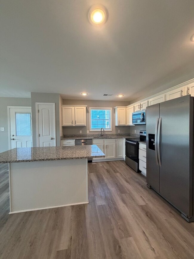 Building Photo - Find Your Fresh Start This Spring! Move in for $700, No rent until April!