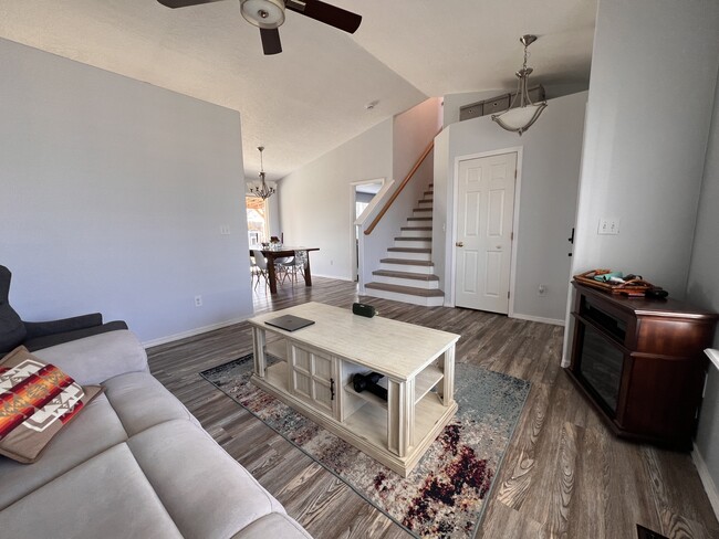 Family room at the entrance. - 312 N Coppertree Dr