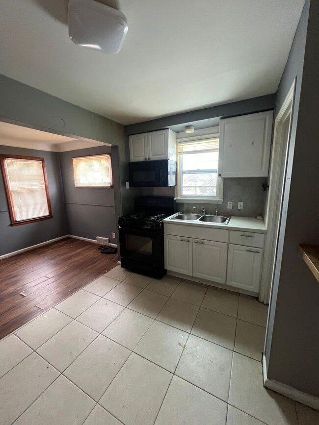 Building Photo - 6016 Farmbrook St