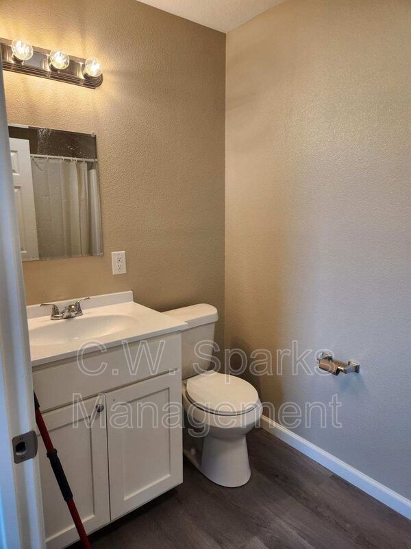 Building Photo - 1317 E Main St