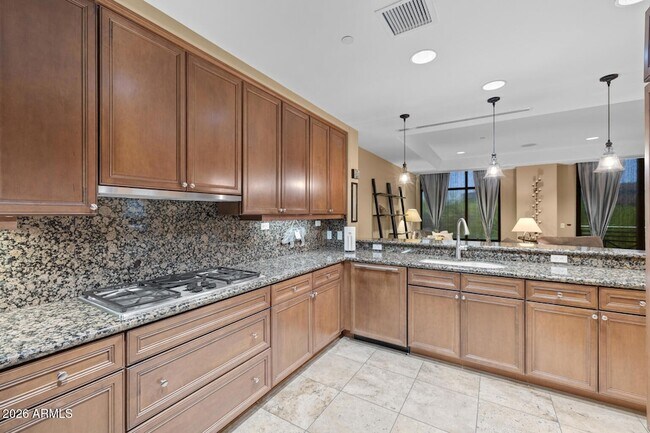 Building Photo - 2211 E Camelback Rd