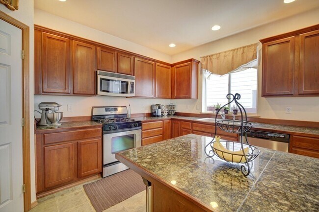 Foto del edificio - Beautiful home on corner lot!