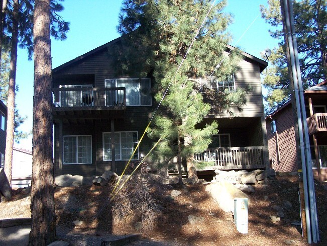 Primary Photo - Townhouse Close to COCC! All New Carpet & ...