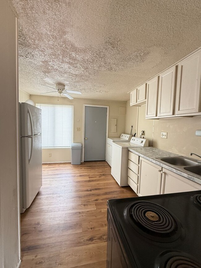 Building Photo - BROOKSTON...2 Bedroom 1 Bath