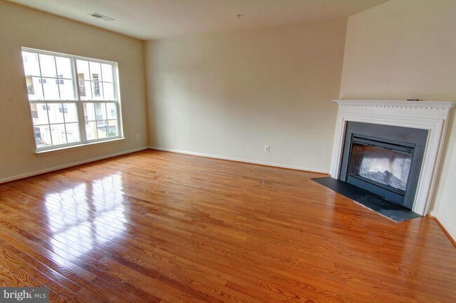 Building Photo - Stunning 3-bedroom, 2.5-bath townhome with...