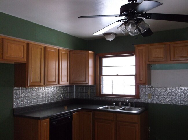 Building Photo - 4BR SINGLE FAMILY HOME, GREAT LOCATION, YARD, PARKING, BASEMENT