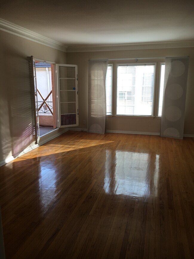 Disfruta del sol justo en tu sala de estar - 635 1/2 S Burnside Ave