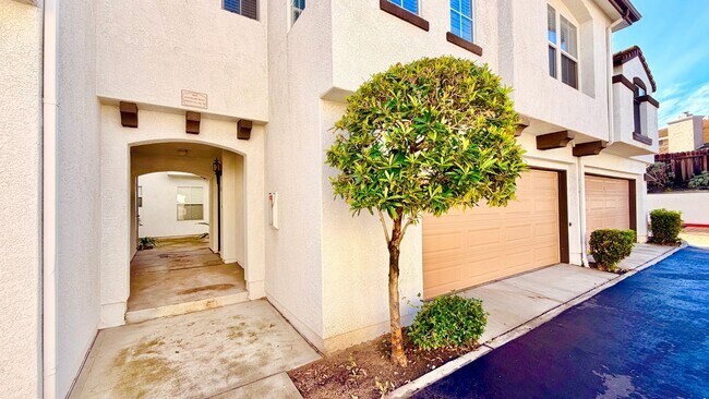 Foto del edificio - Bright & Lovely Two Story Townhome in the VistaMonte at San Luis Rey HOA Community of Oceanside!