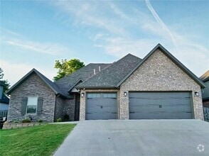 Building Photo - 4202 SW Plumley Ave