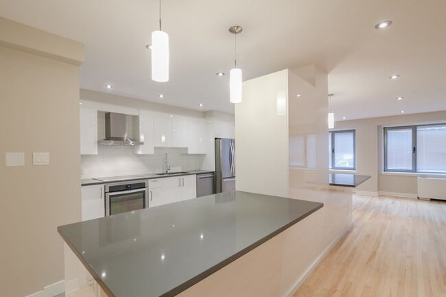 Building Photo - 3495 Rue de la Montagne