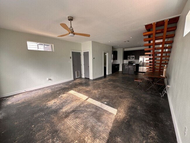 Building Photo - Cute 2 Bedroom Single Family Home in San A...