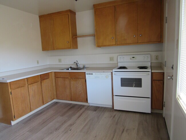Building Photo - 41 Woodland Ave