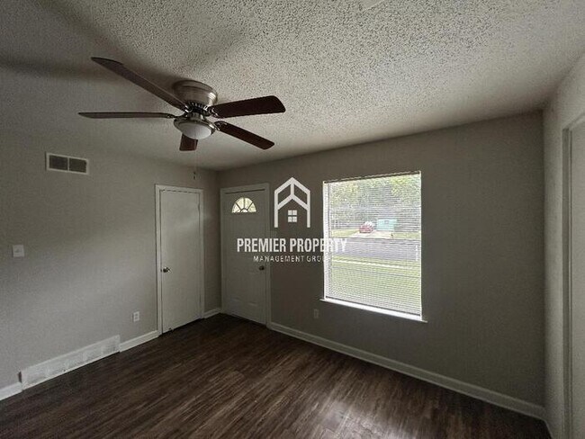 Foto del edificio - 6570 Ridgewood Rd