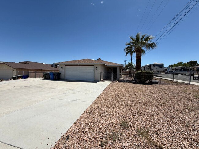 Building Photo - Beautiful 3 Bedroom 2 Bathroom House With 2 Car Garage and Fenced Yard
