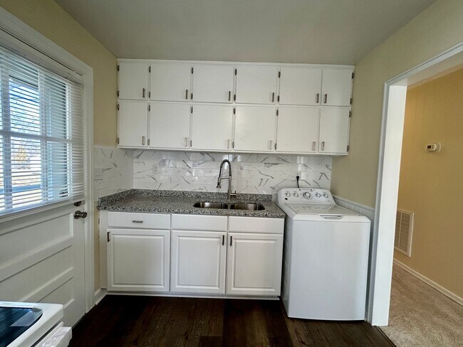 Building Photo - Updated 3BR/1BA in Greensboro near Revolut...