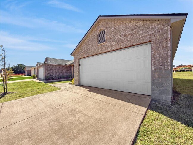 Building Photo - 1211 Clydesdale Dr