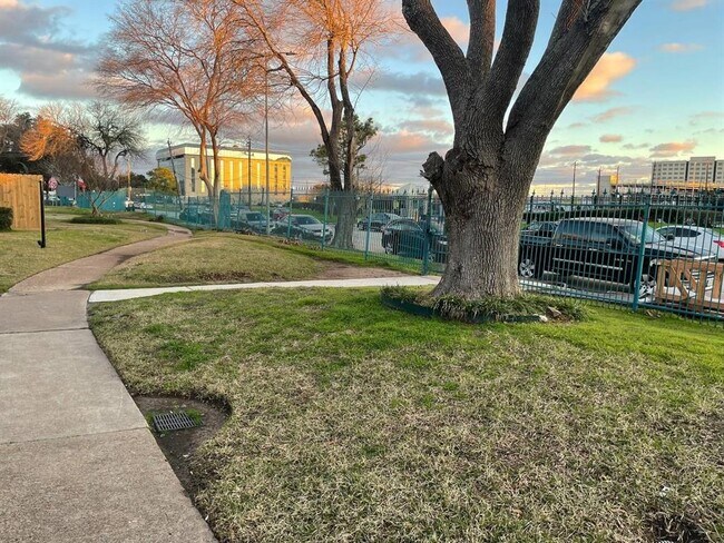 Building Photo - 9550 Deering Dr