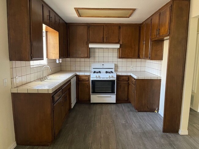 Building Photo - 21421 Circle Dr