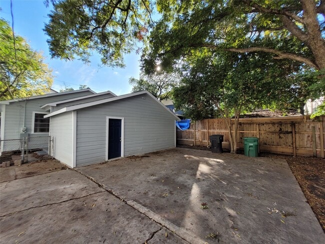 Building Photo - 4302 Dickson St