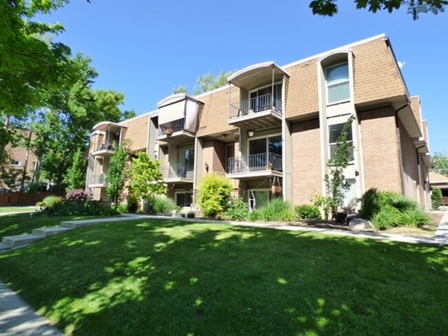 Downtown Living | 1 Bed • 1 Bath Ground-Level Condo | Available August 1! - Downtown Living | 1 Bed • 1 Bath Ground-Level Condo | Available August 1!