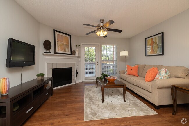 2 habitaciones, 2 baños - 1098 pies cuadrados - Sala de estar - Shadow Creek Apartments