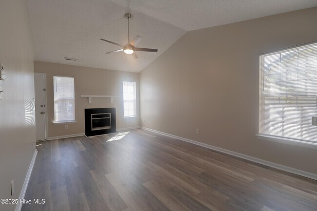 Building Photo - 1091 W Pueblo Dr