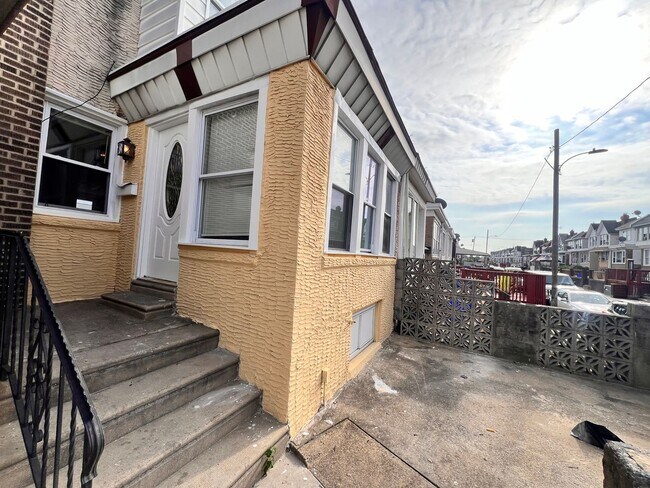 Building Photo - **Recently Renovated 3 Bedroom Townhome wi...