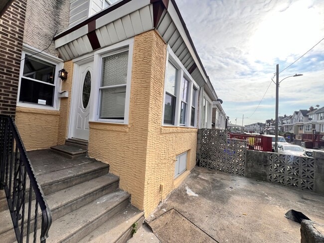 Building Photo - Recently Renovated 3 Bedroom Townhome with...