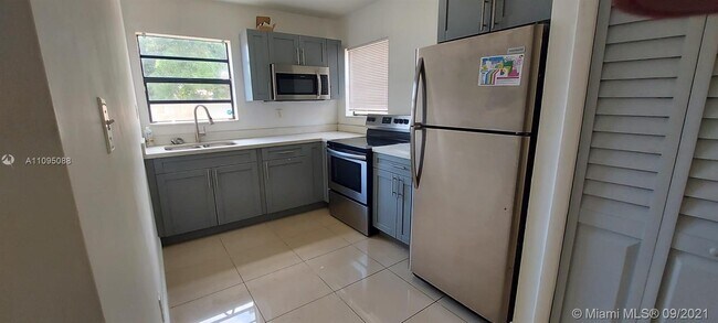 Building Photo - 402 Phippen Waiters Rd