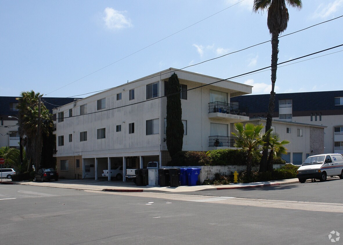 Building Photo - 3990 Crown Point Dr