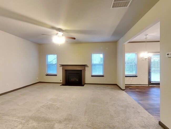 Foto del edificio - ONE MONTH FREE! Beautiful 4 Bedroom Home l...