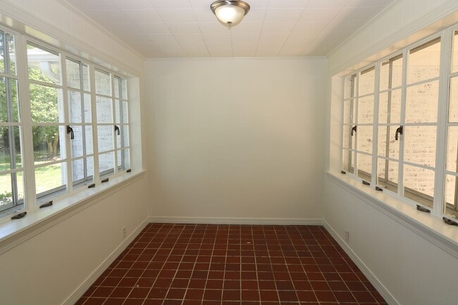 Building Photo - 1106 Martin St N