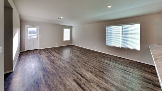 Building Photo - Beautiful 4 bedroom 2 bath corner lot home in Coweta!