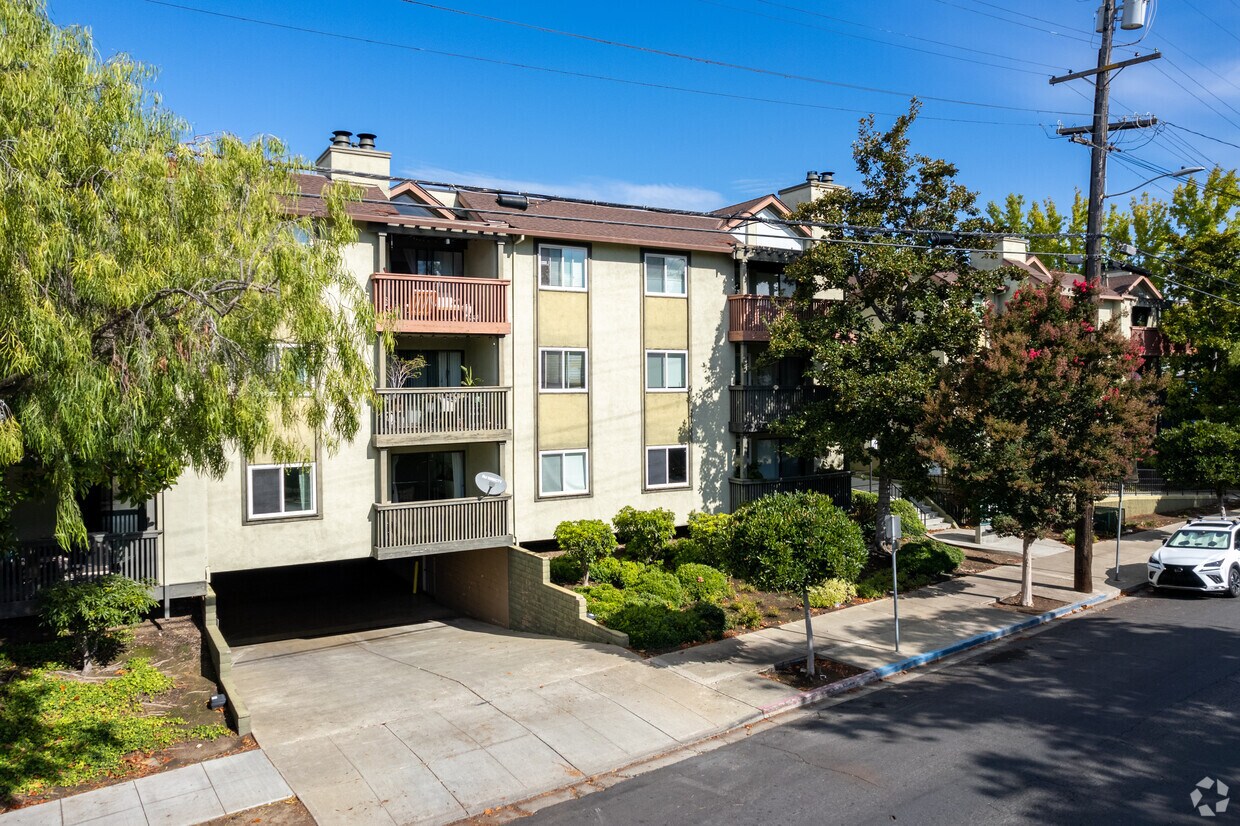 Primary Photo - Gatehouse Square Condominium Homes