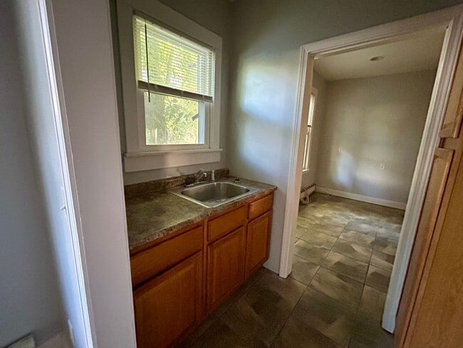 Building Photo - 1st Floor, 3 Bedroom Apartment