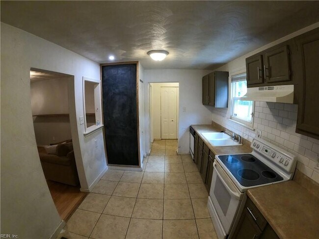 Building Photo - 4000 Elkhorn Ave