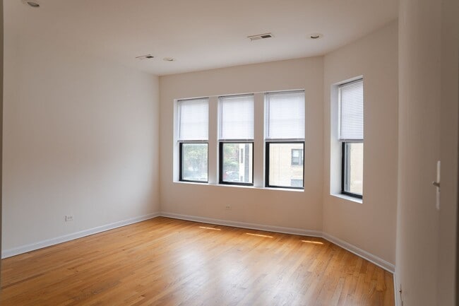 Building Photo - North Lincoln Square - 2 Bed / 1 Bath - In...