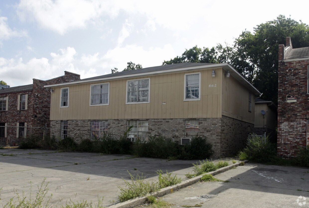Primary Photo - 662 N Donmoor Ave
